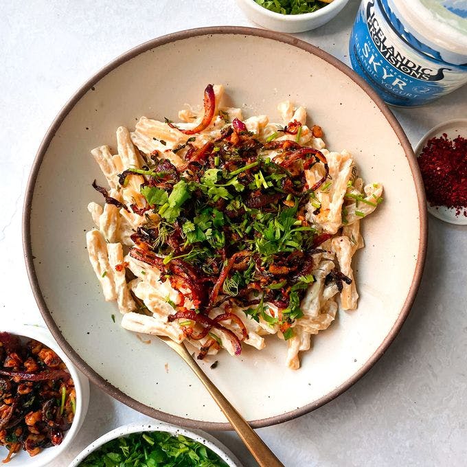 Cover Image for Crispy Onion and Herby Skyr Pasta